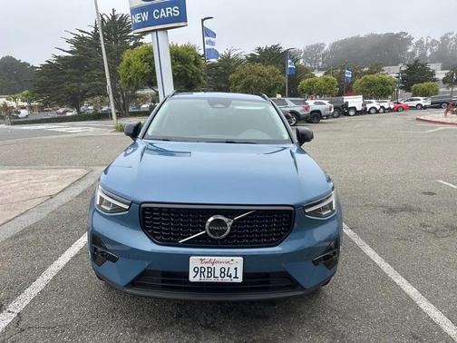 2024 Volvo XC40 B5 Plus Dark Theme