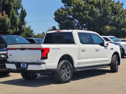 2025 Ford F-150 Lightning LARIAT