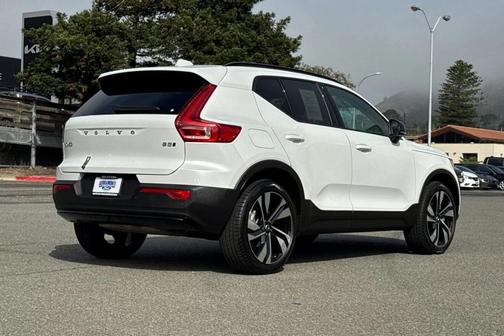 2025 Volvo XC40 B5 Plus Dark Theme