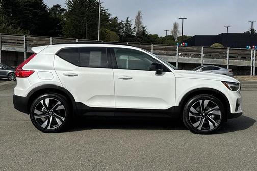 2025 Volvo XC40 B5 Plus Dark Theme