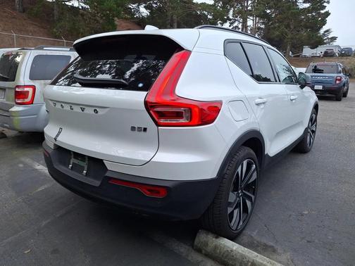2025 Volvo XC40 B5 Plus Dark Theme