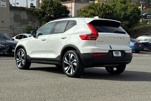 2025 Volvo XC40 B5 Plus Dark Theme