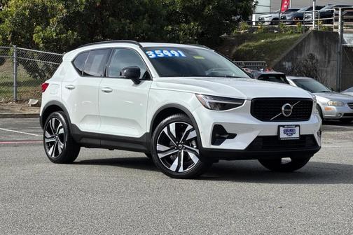 2025 Volvo XC40 B5 Plus Dark Theme