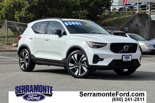2025 Volvo XC40 B5 Plus Dark Theme