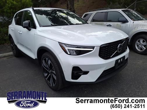 2025 Volvo XC40 B5 Plus Dark Theme