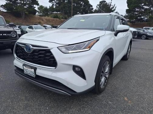 2022 Toyota Highlander Hybrid Platinum