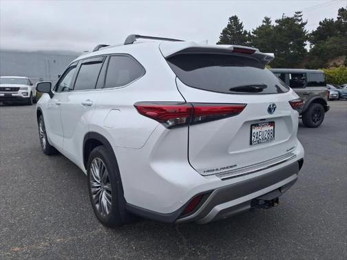 2022 Toyota Highlander Hybrid Platinum