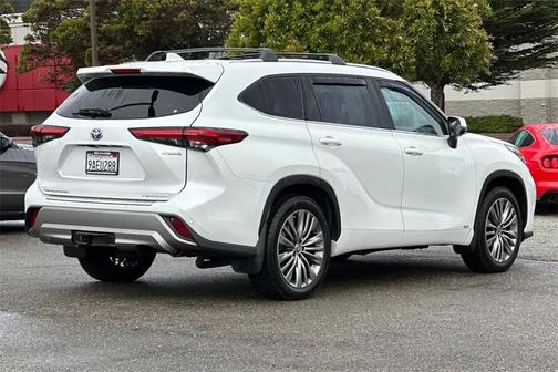 2022 Toyota Highlander Hybrid Platinum