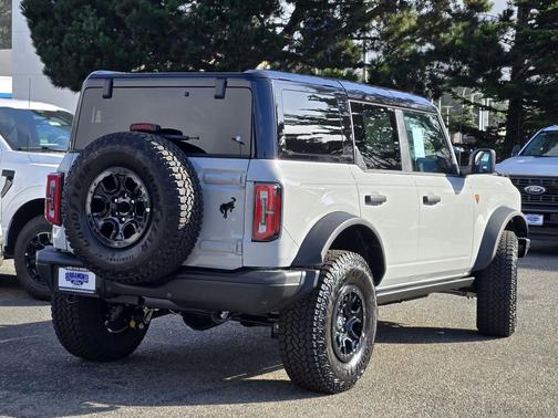 Avalanche Gray 2026 Ford Bronco Badlands
