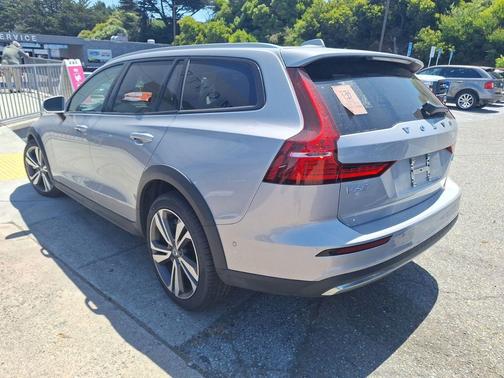 Silver Dawn 2025 Volvo V60 Cross Country Plus, B5 AWD Gas (mild hybrid)