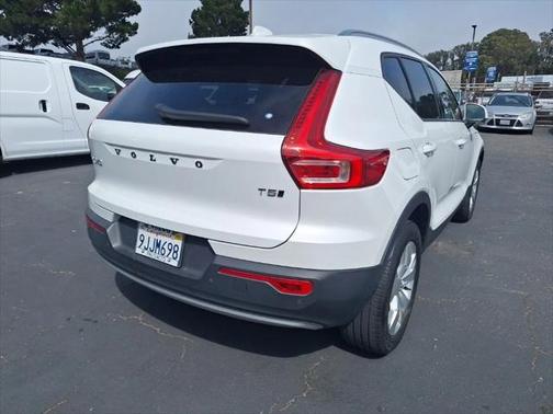 2021 Volvo XC40 T5 Momentum