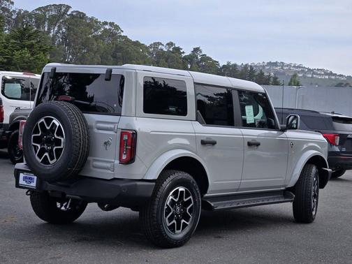 Avalanche Gray 2026 Ford Bronco Outer Banks