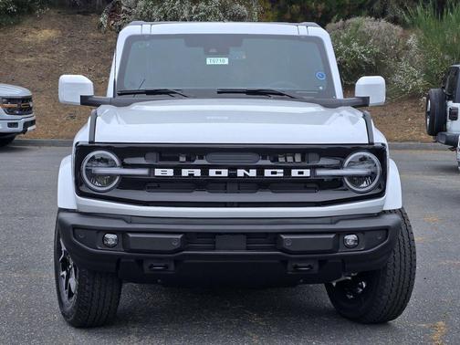 Oxford White 2026 Ford Bronco Outer Banks