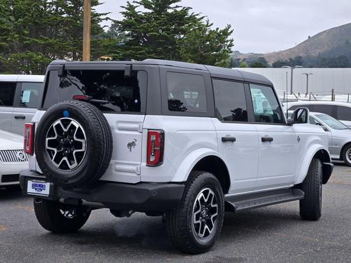 Oxford White 2026 Ford Bronco Outer Banks