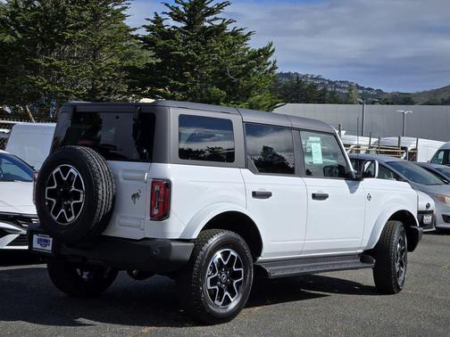 Oxford White 2026 Ford Bronco Outer Banks