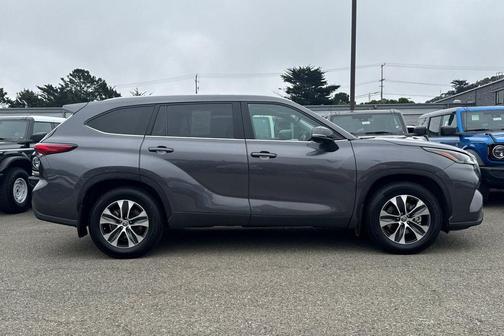 Magnetic Gray Metallic 2022 Toyota Highlander XLE