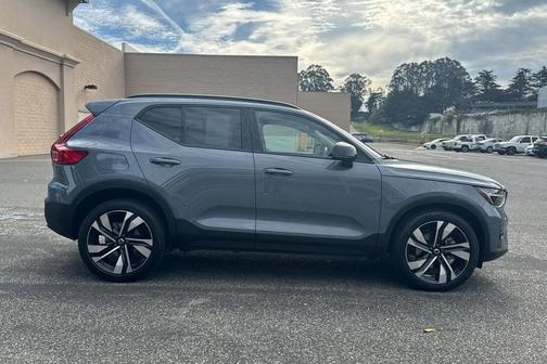 2023 Volvo XC40 B5 Plus Dark Theme