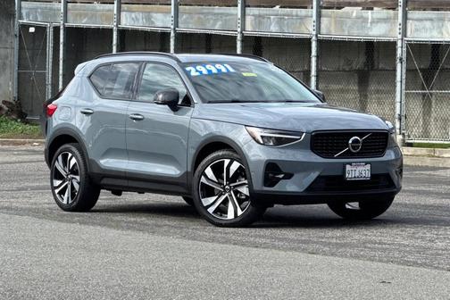 2023 Volvo XC40 B5 Plus Dark Theme