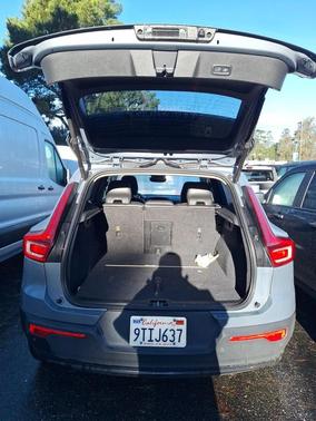 2023 Volvo XC40 B5 Plus Dark Theme