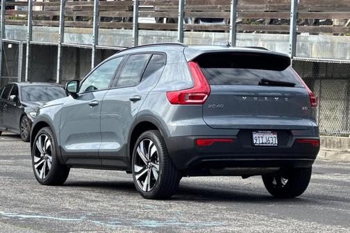 2023 Volvo XC40 B5 Plus Dark Theme