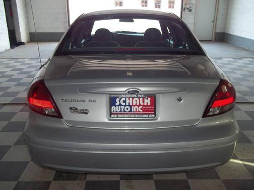 2004 Ford Taurus SE
