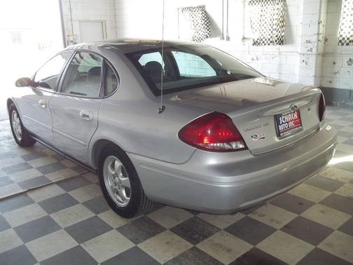 2004 Ford Taurus SE