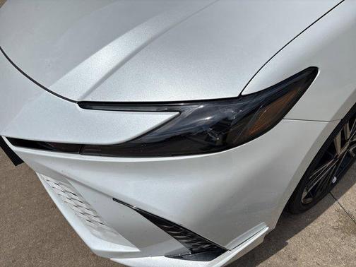 Wind Chill Pearl/Midnight Black Metallic 2025 Toyota Camry XSE