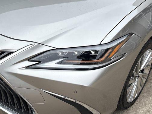 2019 Lexus ES 300h Luxury