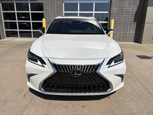 Eminent White Pearl 2024 Lexus ES 300h Base