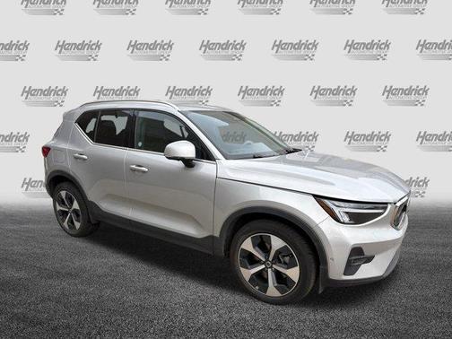 2025 Volvo XC40 B5 Plus Bright Theme