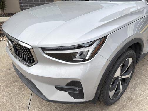 2025 Volvo XC40 B5 Plus Bright Theme