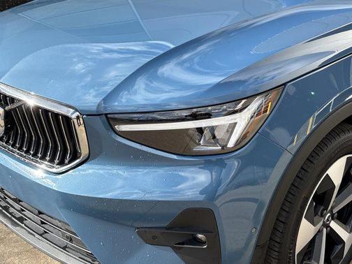 2025 Volvo XC40 B5 Plus Bright Theme