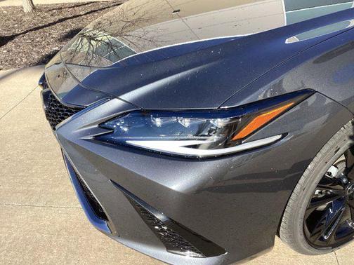 2025 Lexus ES 300h F SPORT Design