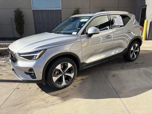 2025 Volvo XC40 B5 Plus Bright Theme