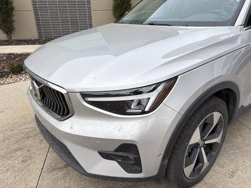 2025 Volvo XC40 B5 Plus Bright Theme