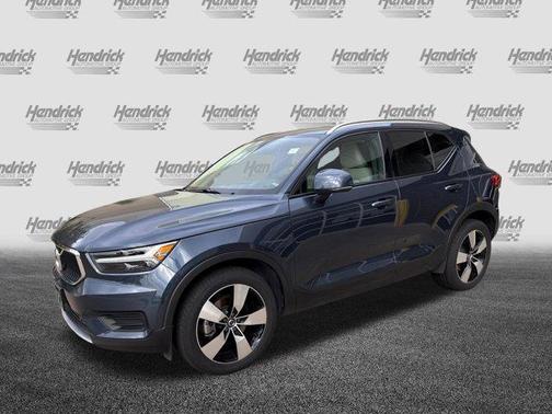 Crystal White Metallic 2022 Volvo XC40 T5 Momentum
