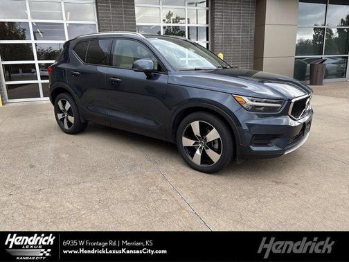 2022 Volvo XC40 T5 Momentum