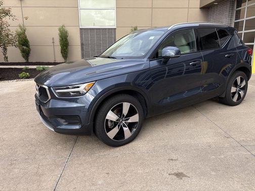 2022 Volvo XC40 T5 Momentum