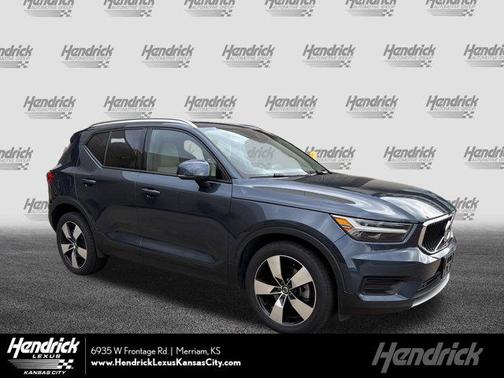 Crystal White Metallic 2022 Volvo XC40 T5 Momentum