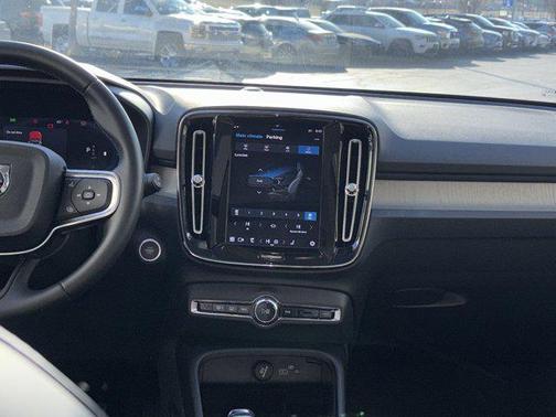 2025 Volvo XC40 B5 Plus Bright Theme