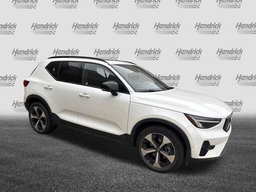 2025 Volvo XC40 B5 Plus Dark Theme