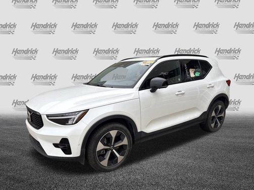 2025 Volvo XC40 B5 Plus Dark Theme