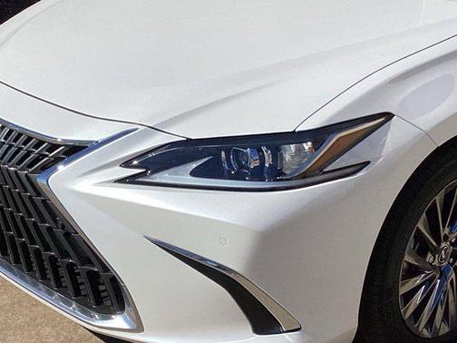 Eminent White Pearl 2024 Lexus ES 300h Luxury