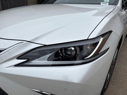 Eminent White Pearl 2024 Lexus ES 300h Luxury