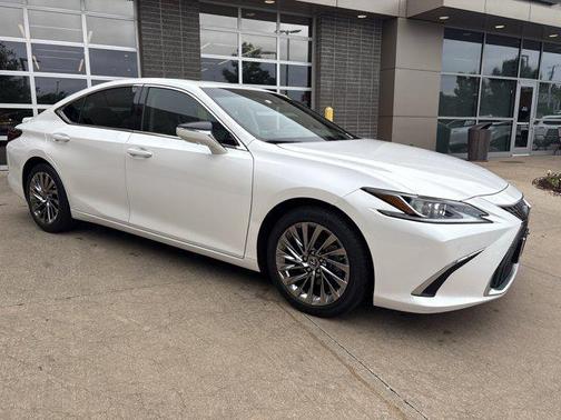 Eminent White Pearl 2024 Lexus ES 300h Luxury