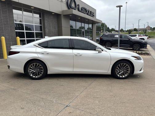 Eminent White Pearl 2024 Lexus ES 300h Luxury