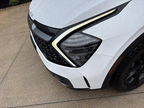 Glacier White Pearl/Ebony Black Roof 2024 Kia Sportage S