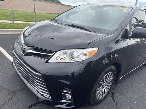 2019 Toyota Sienna XLE