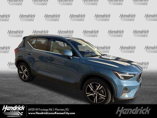 2025 Volvo XC40 B5 Core Bright Theme