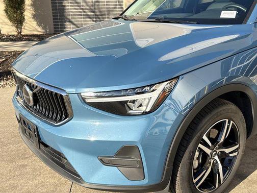 2025 Volvo XC40 B5 Core Bright Theme